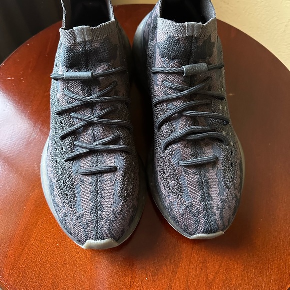 Yezzy only been worn once.  Yeezy Boost 380
Onyx  Please only serious buyer. - Picture 3 of 5